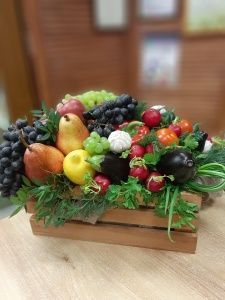 Композиция в ящике с фруктами и овощами 